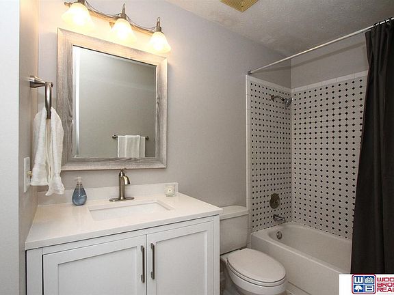 4th image of 5020 W Huntington Ave