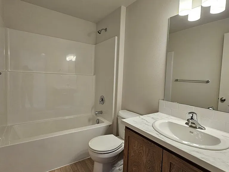 547 SE Polaris St — Photo 5