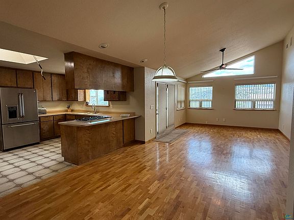 3rd image of 699-410 Susan Hills Dr