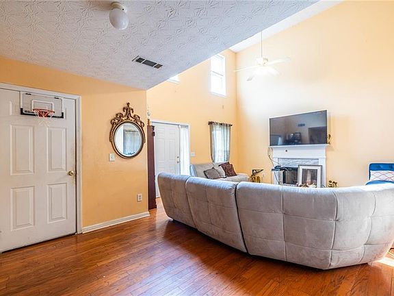 5th image of 127 Resthaven Dr
