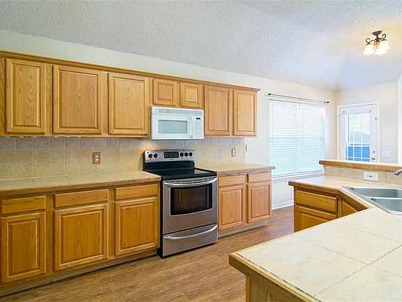 5th image of 501 Vasey Oak Dr