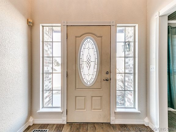 3rd image of 1305 W Utica St