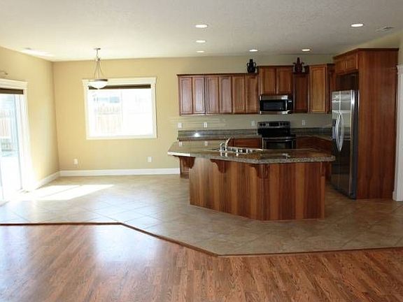 Kitchen & Dining