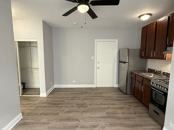 3rd image of 4752 N Maplewood Ave #211