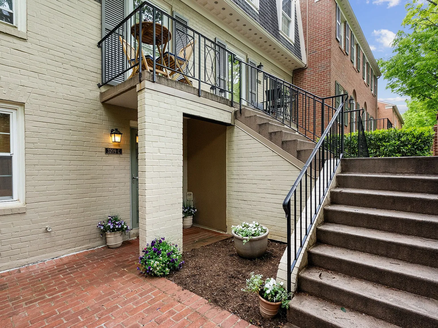2 bed, 2.5 bath, 1332 sqft, $4,300 — Photo 3