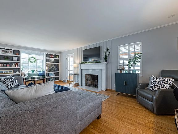 3rd image of 464 Canyon Dr N