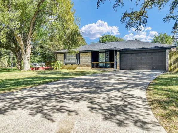 108 Crestview Dr, Hitchcock, TX 77563