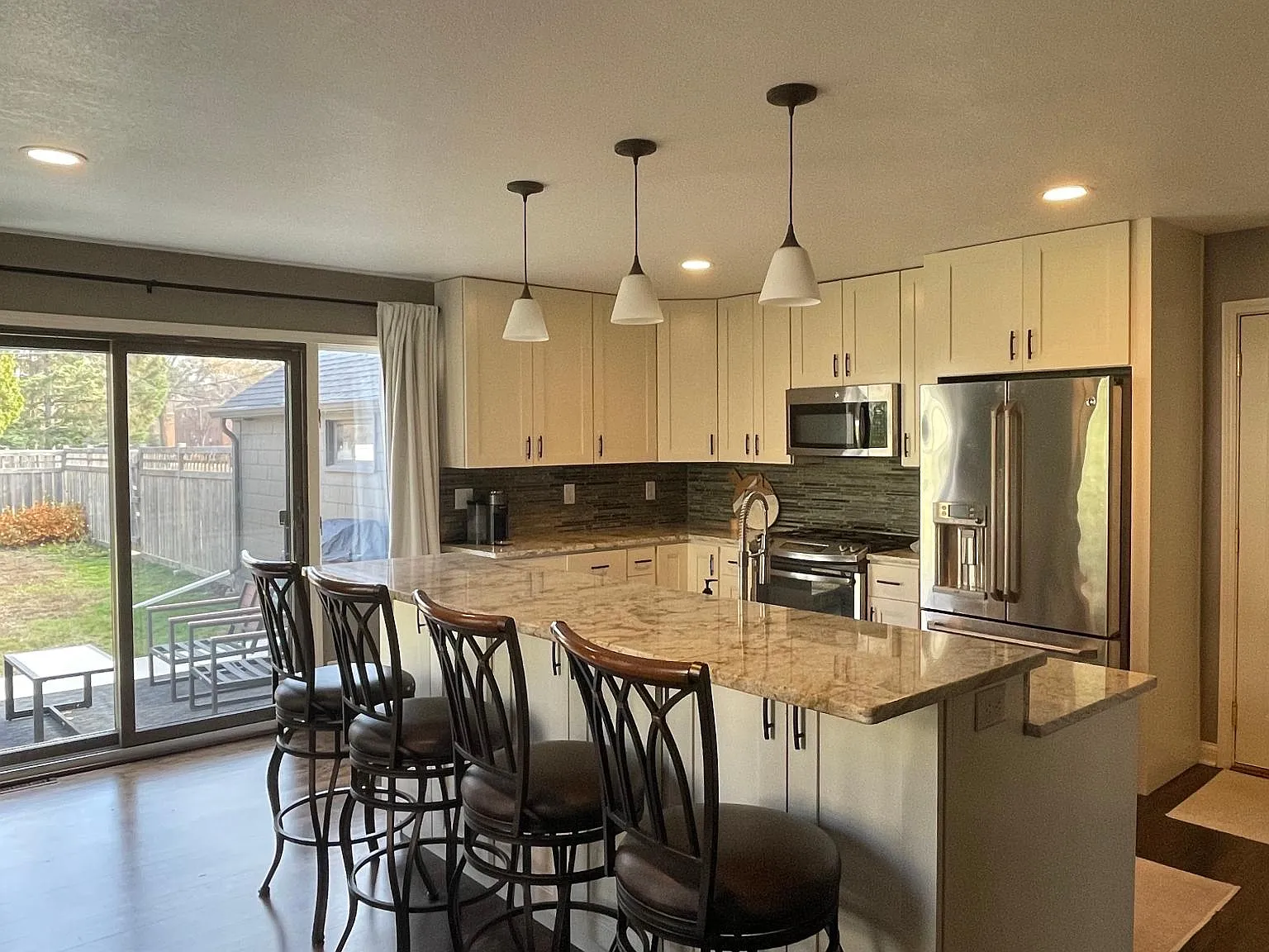 3 bed, 1800 sqft, $3,000 — Photo 2