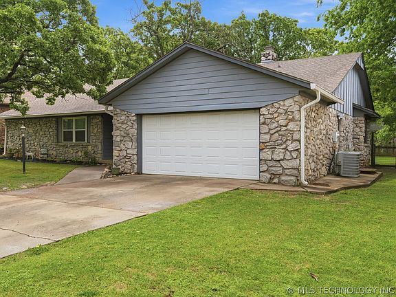 3rd image of 504 W 32nd Pl