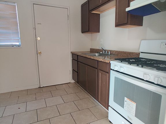 2nd image of 910 E 23rd St