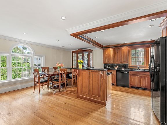 5th image of 30 Hemenway Rd