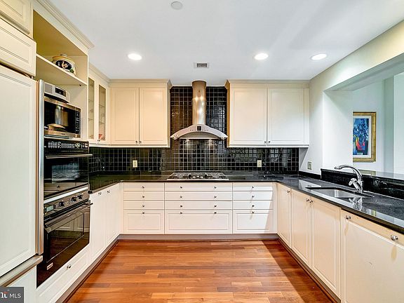 5th image of 190 Presidential Blvd Unit Penthouse 13