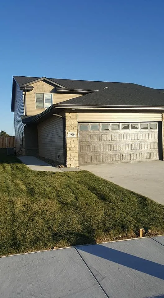 3 bed, 2.5 bath, 1671 sqft, $2,105 — Photo 1