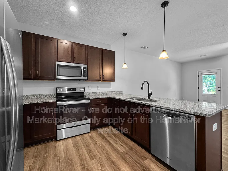 3 bed, 3.0 bath, 1396 sqft, $1,905 — Photo 2