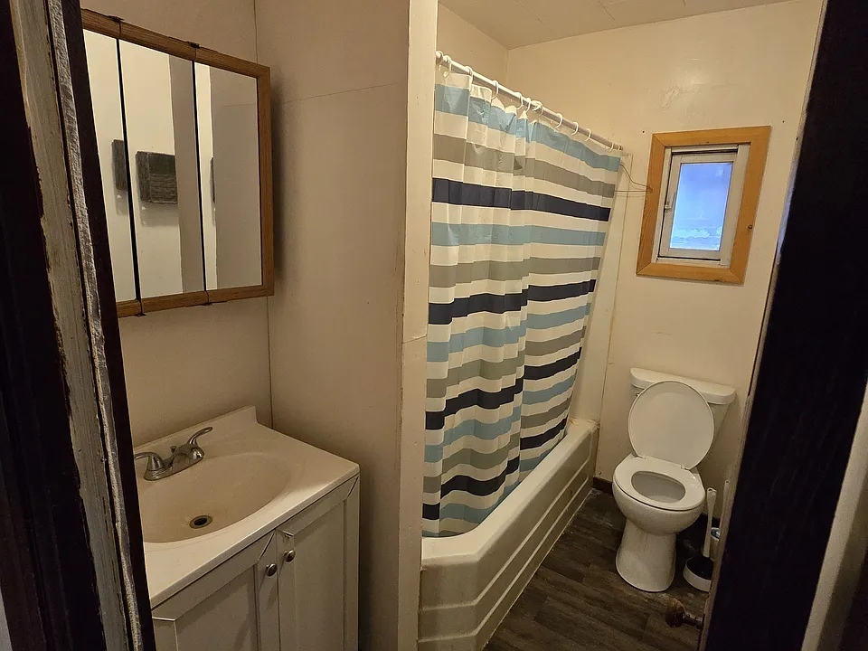 417 1/2 W Main St