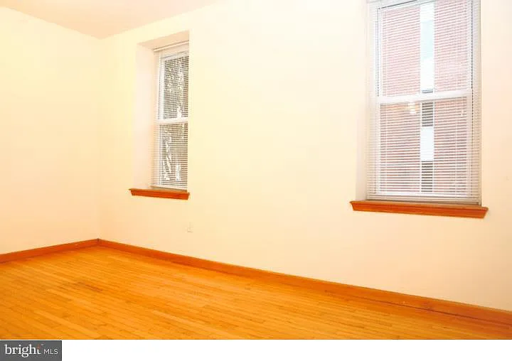 3 bed, 1001 sqft, $2,965 — Photo 3