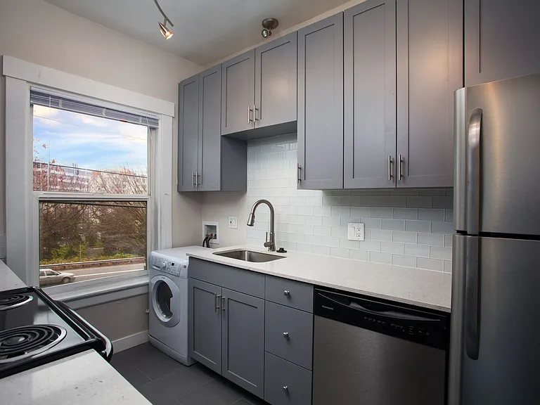 Great Location with Full Washer and Dryer in Unit and Full Kitchen! — Photo 49