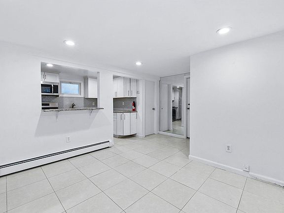 4th image of 5712 Broadway #1
