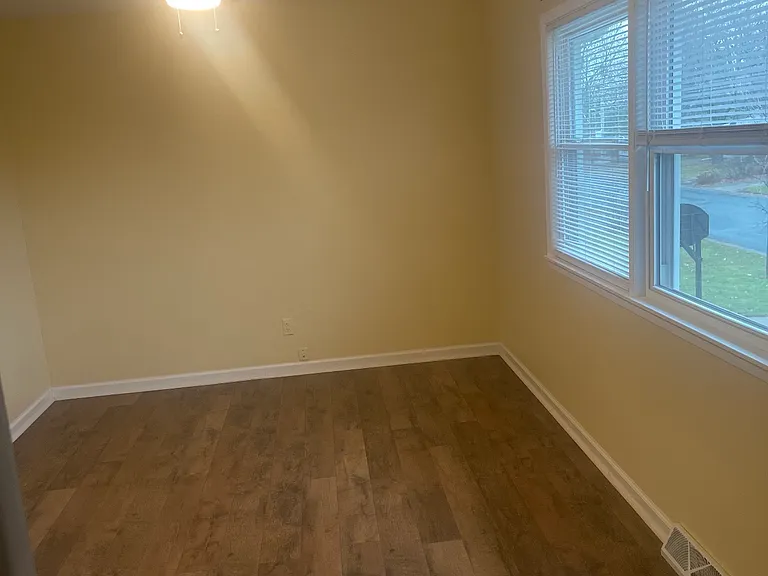 635 Sunset Ln — Photo 3