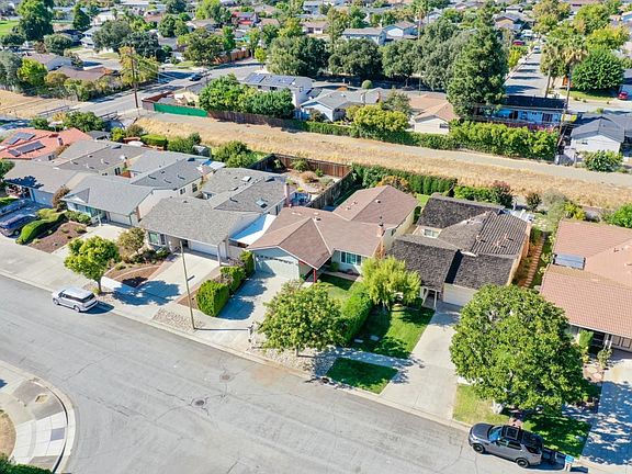 4th image of 1437 Courtyard Dr