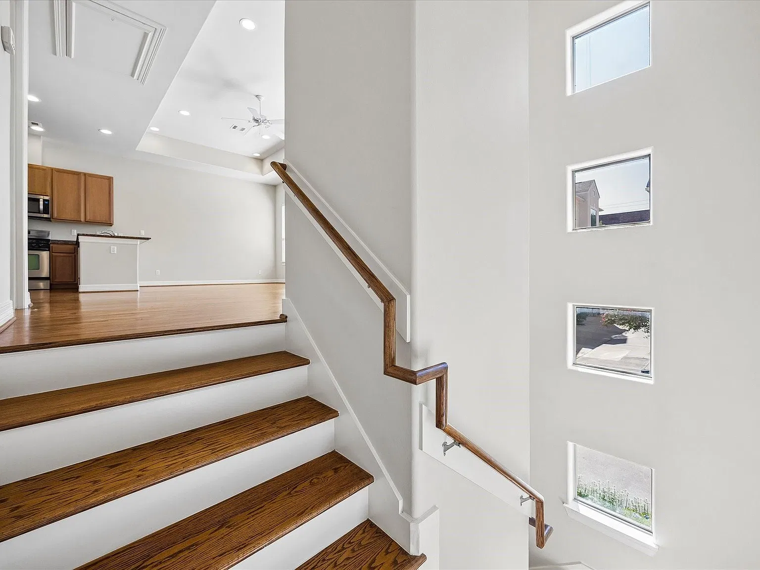 3 bed, 2.0 bath, 1553 sqft, $2,550 — Photo 2