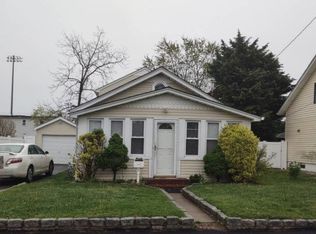 234 Travis St, Lindenhurst, NY 11757