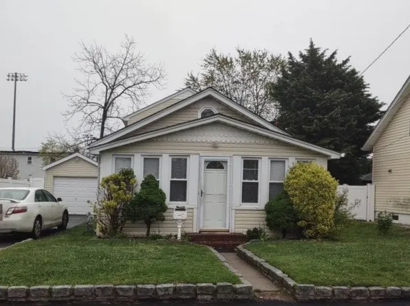 234 Travis St, Lindenhurst, NY 11757