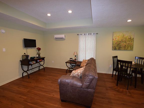 5th image of 402 Gray St