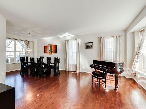 4th image of 1120 Amelia Ct
