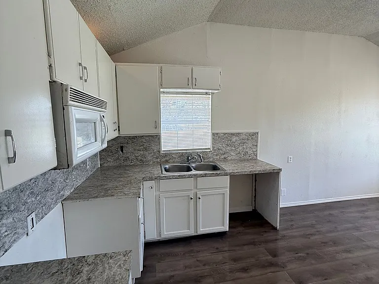 3202 Baylor St — Photo 2