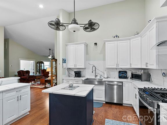 4th image of 20 Brookstone Pl