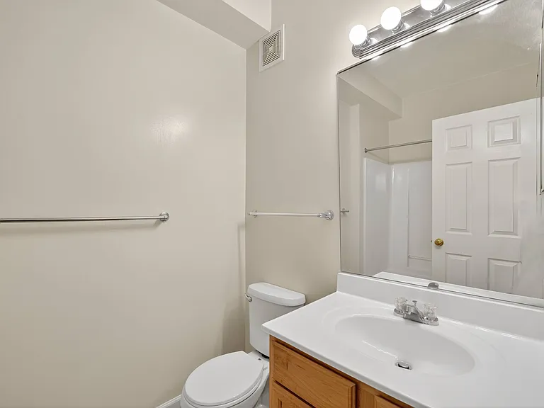 Brittany Commons Apartments — Photo 33