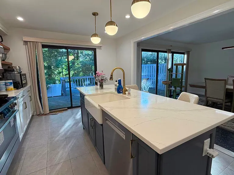 137 Foxwood Dr — Photo 1