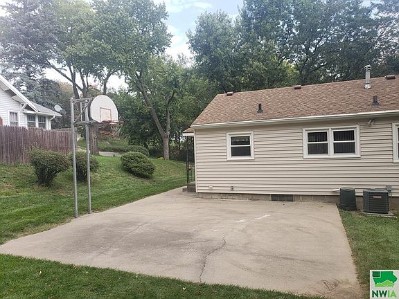 4th image of 1601 Helmer St