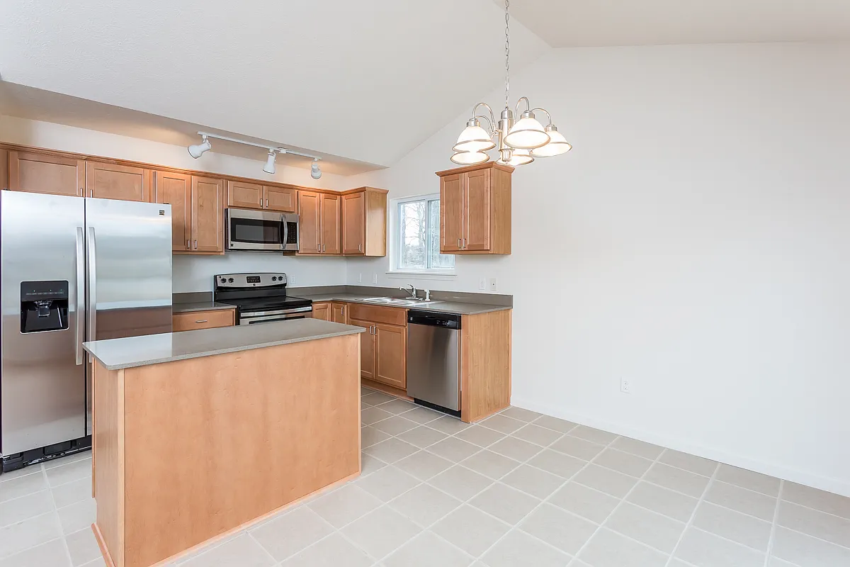 Charming 2 Bedroom, 2 Bath Ranch-Style Townhome with Full Basement and 2-Car Garage — Photo 4