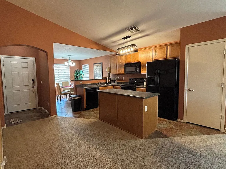 776 W Fairlane Ct — Photo 2