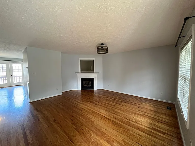 696 Wyndhurst Dr — Photo 2