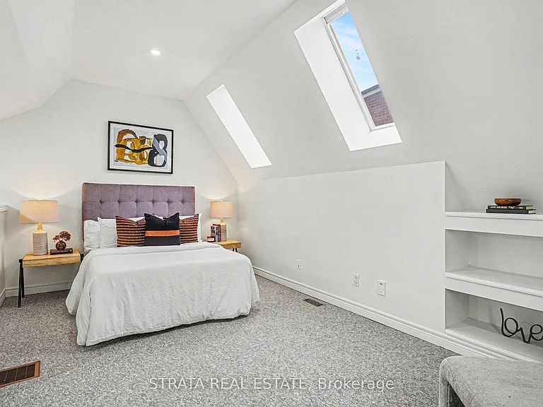 423 Manor Rd E — Photo 24