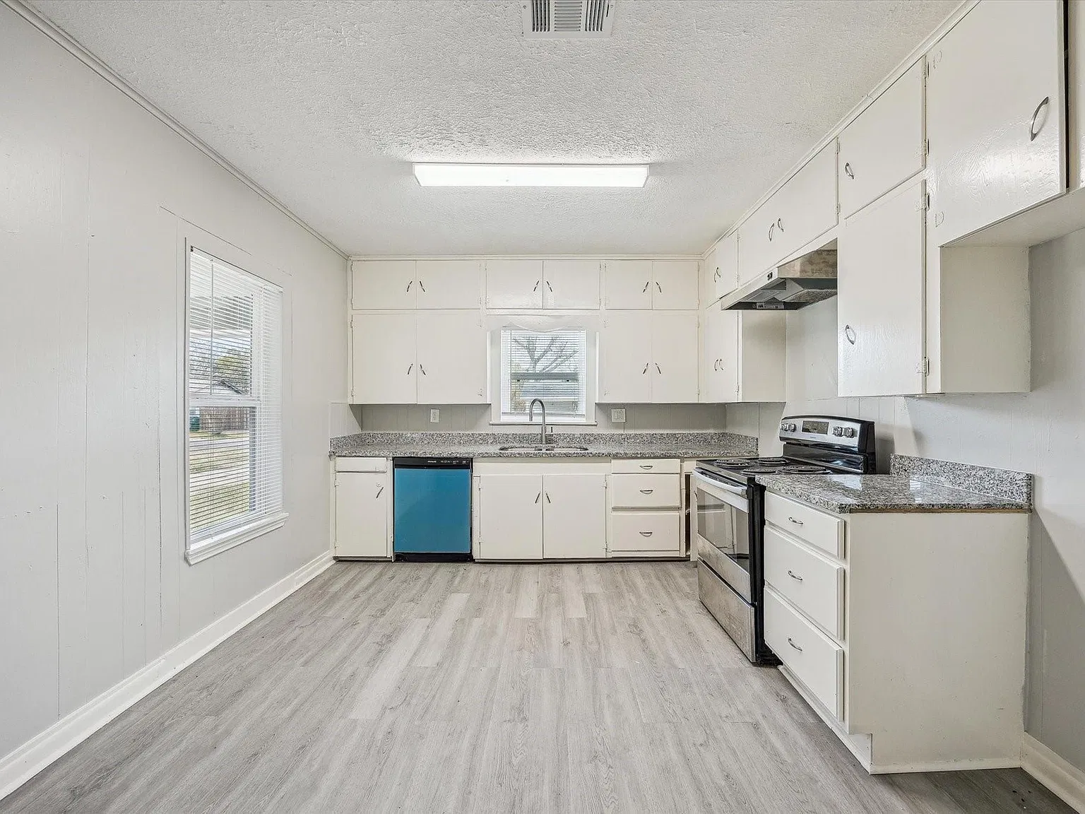 3 bed, 1.0 bath, 1406 sqft, $1,400 — Photo 4