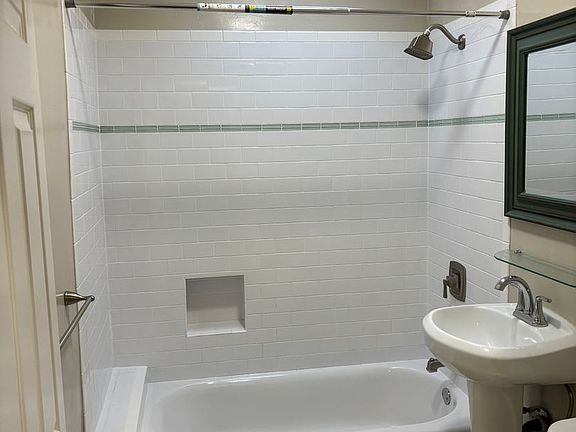 4th image of 419 11th St APT B