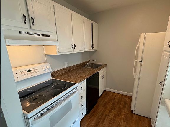 3rd image of 575 N Main St #4fb8714ec