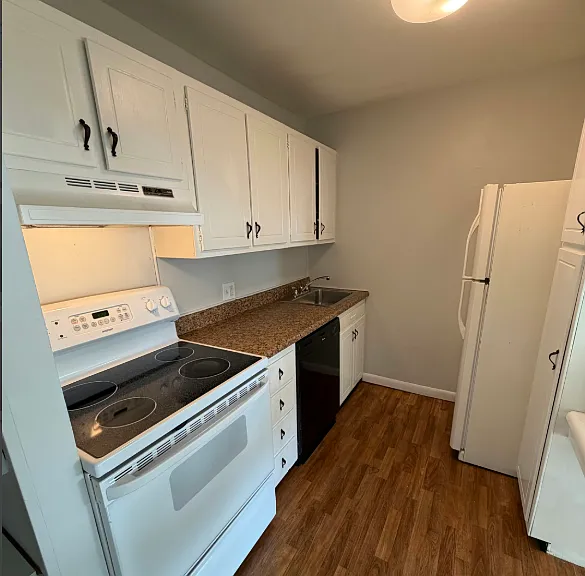 575 N Main St. #302 Fall River, MA 2 Bedroom, 1 Bathroom Heat Included! — Photo 3