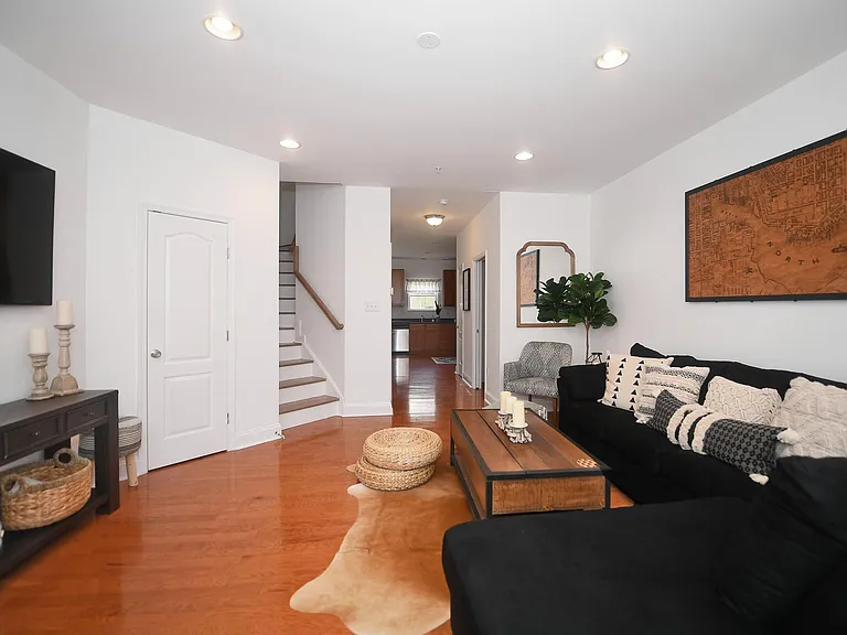 1624 Light St — Photo 3