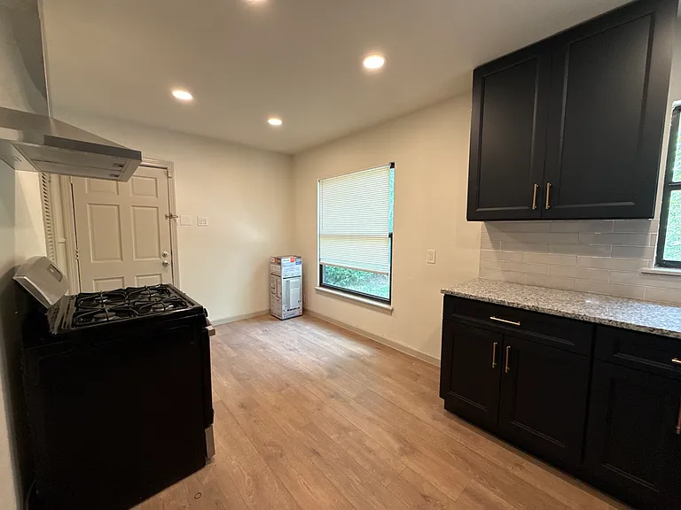 1043 Shadwell Dr — Photo 4