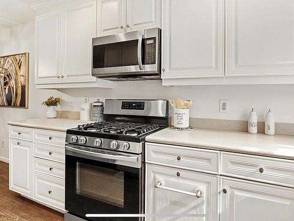 5th image of 853 Larrabee St