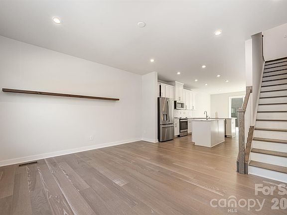 4th image of 540 Billingsley Rd