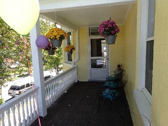 One of two pvt balconies