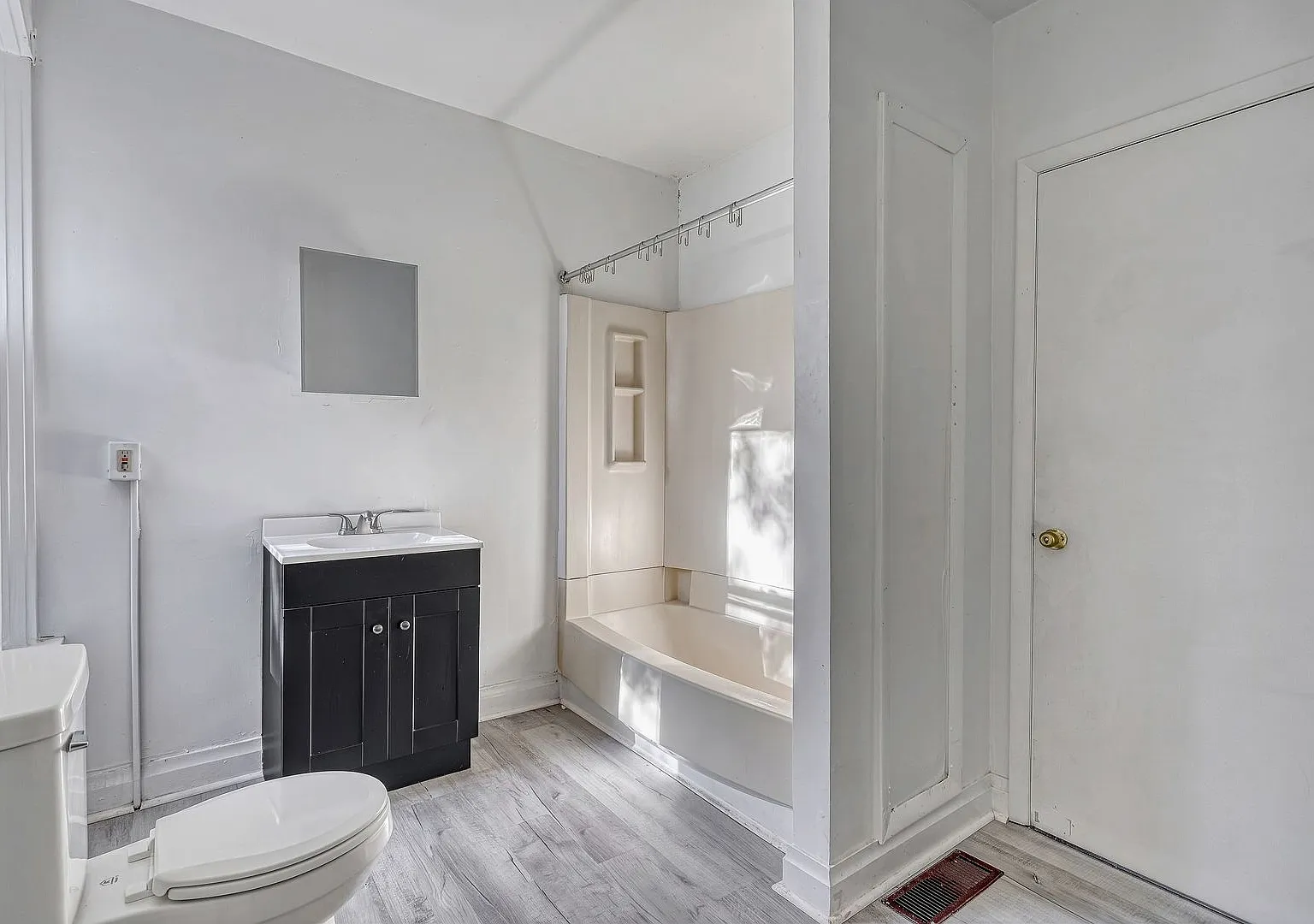 Spacious 4 Bedroom, 1.5 Bathroom Home — Photo 4