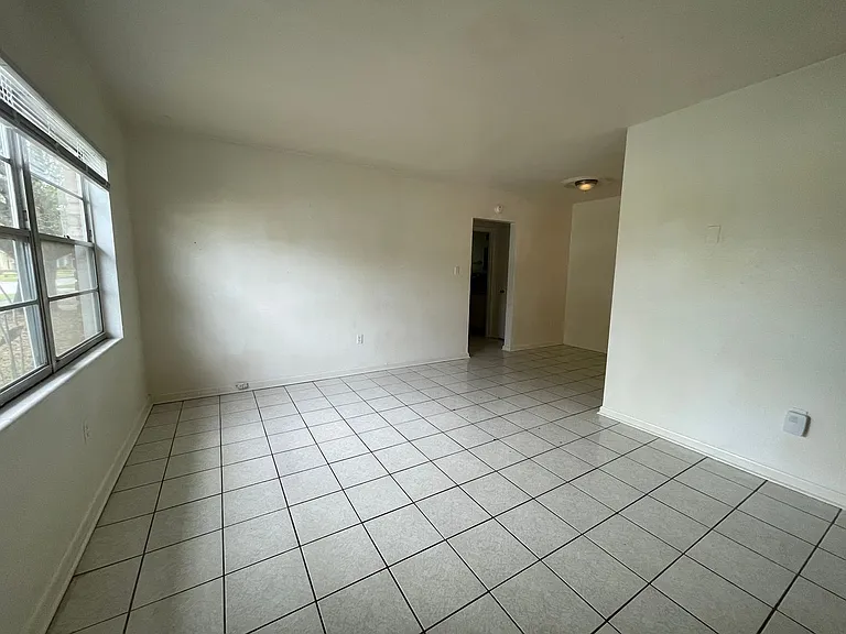 1600 Indiana Ave — Photo 2