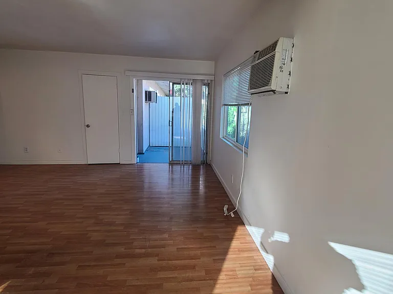 5754 Hazeltine Ave #6 — Photo 3